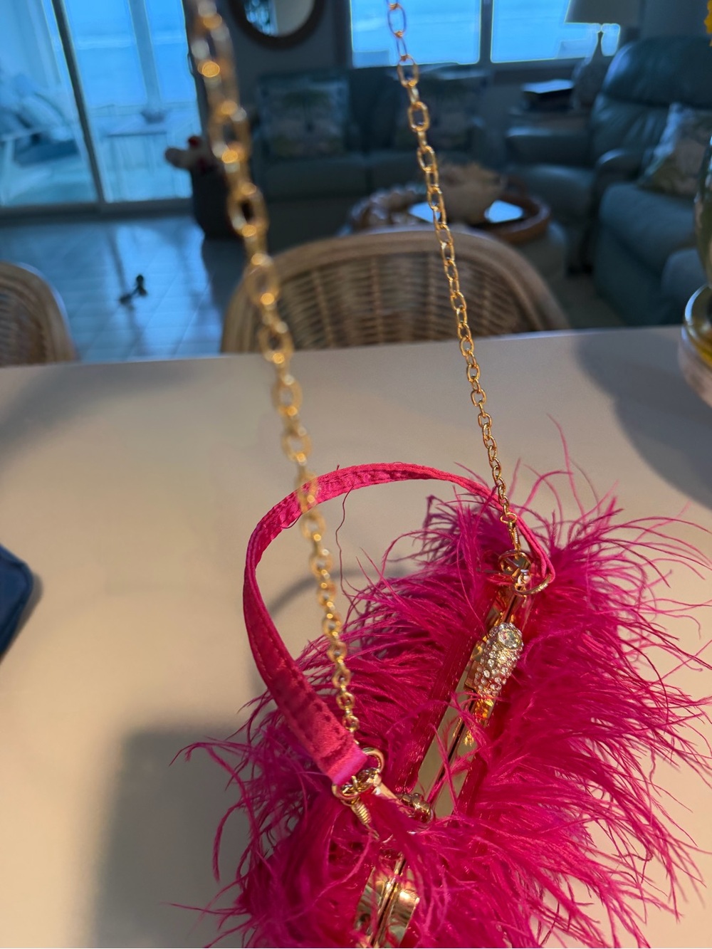 Cute feather clutch - Picture 3 of 4